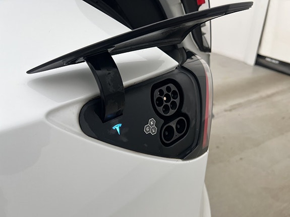 Tesla Model Y 13 of 30