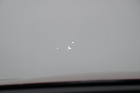 Mercedes-Benz EQC400 8 of 27