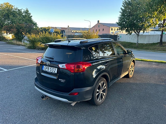 Toyota RAV4 5 of 12