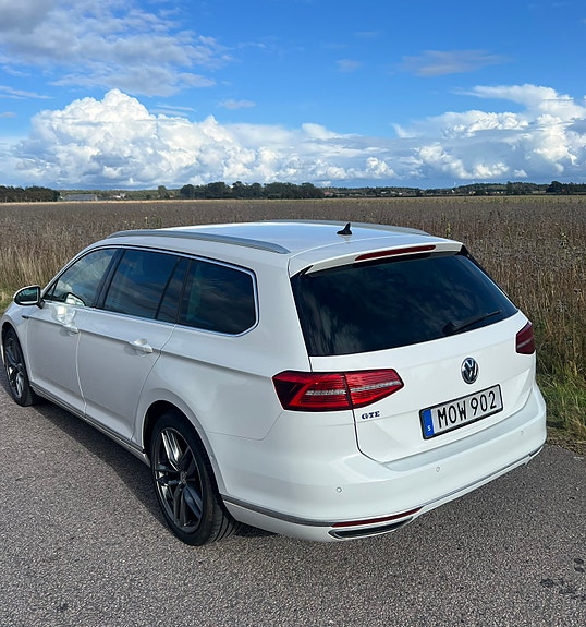 Volkswagen Passat 2 of 9