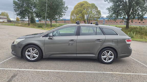 Toyota Avensis 2 of 8