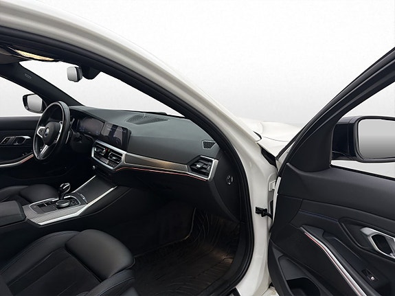 BMW 330e 25 of 30