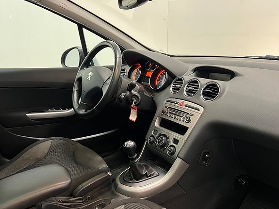 Peugeot 308 SW 17 of 22