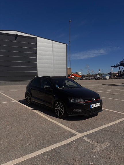 Volkswagen Polo 2 of 3