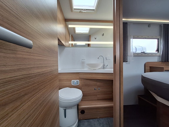 Adria Sonic I 700 Axess SC Queenbädd, Solcell 23 of 25