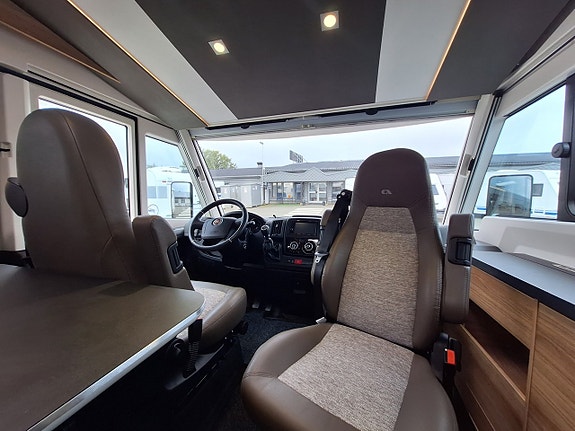 Adria Sonic I 700 Axess SC Queenbädd, Solcell 4 of 25