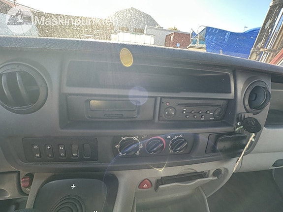 RENAULT Master DCI 150 Skåpbil 17 of 27