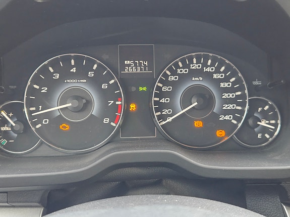 Subaru Legacy 8 of 12