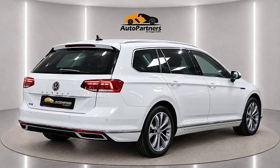 Volkswagen Passat 4 of 28