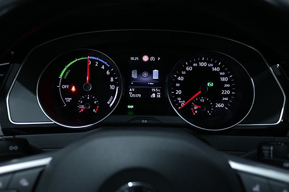 Volkswagen Passat 13 of 28