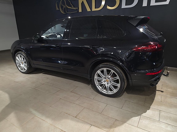 Porsche Cayenne 3 of 15