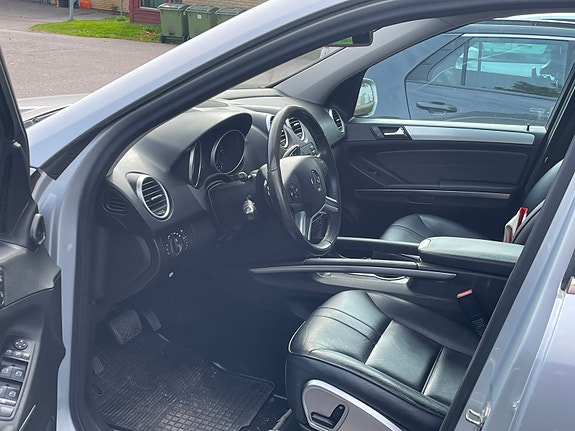Mercedes-Benz ML280 3 of 7