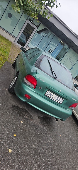 Hyundai Accent 2 of 4