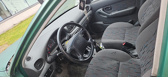 Hyundai Accent 3 of 4
