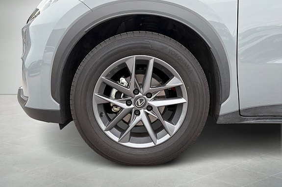Lexus LBX 16 of 21