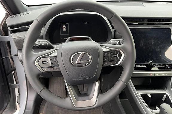 Lexus LBX 13 of 21