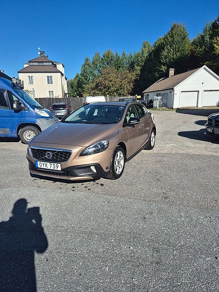 Volvo V40 Cross Country 2 of 10
