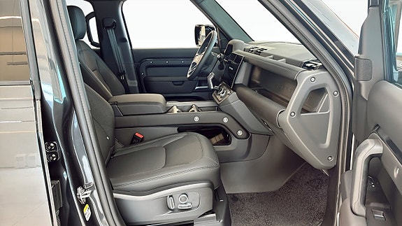 Land Rover Defender 130 3 of 9