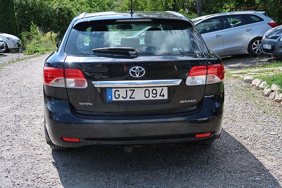 Toyota Avensis 4 of 7