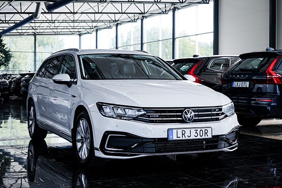 Volkswagen Passat 2 of 30