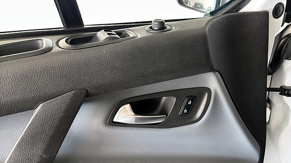 Ford Transit Custom 11 of 13