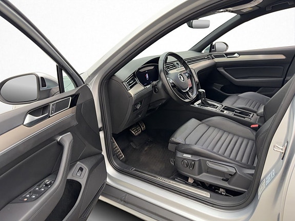 Volkswagen Passat Alltrack 13 of 30
