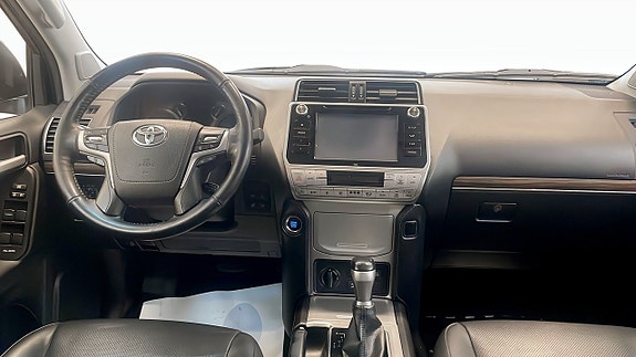 Toyota Land Cruiser 4 of 11