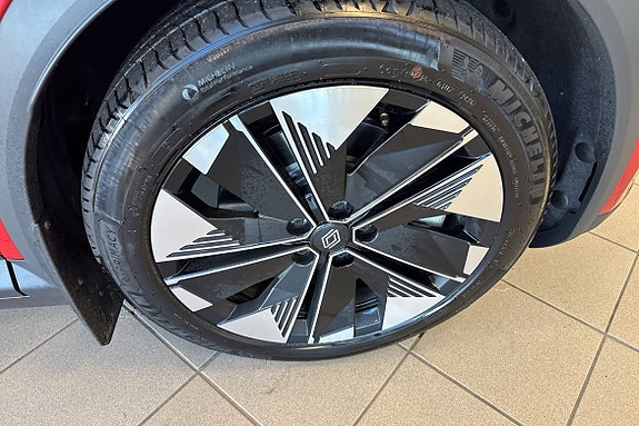 Renault Scenic E-Tech 10 of 24