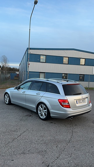 Mercedes-Benz C220 2 of 6
