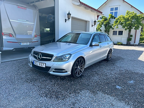 Mercedes-Benz C220 3 of 6