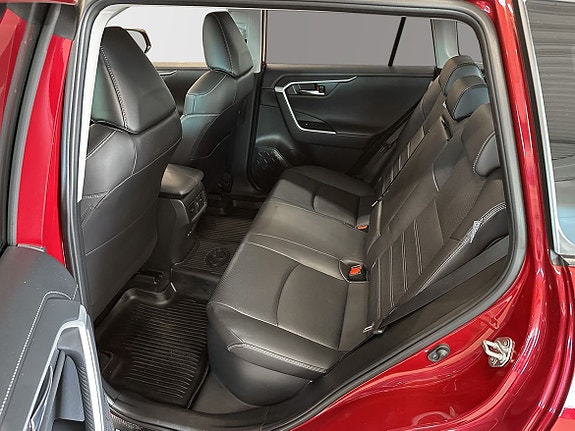 Toyota RAV4 8 of 12