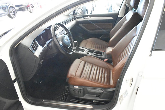 Volkswagen Passat 13 of 23