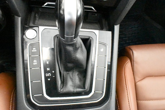 Volkswagen Passat 18 of 23