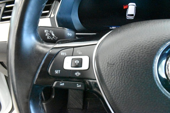 Volkswagen Passat 16 of 23