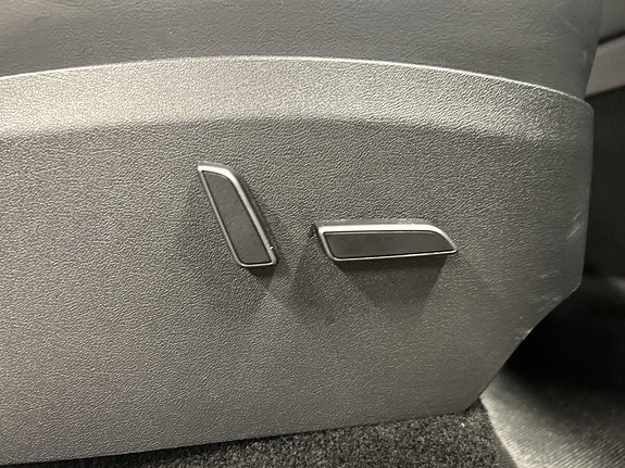 Tesla Model Y 17 of 24