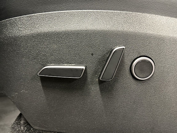 Tesla Model Y 20 of 24