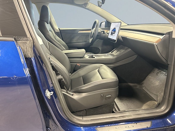 Tesla Model Y 10 of 24