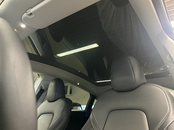 Tesla Model Y 22 of 24
