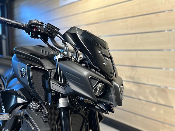 Yamaha MT-10 / Akrapovic helsystem / Bar-end Speglar / Tail-tidy 13 of 16