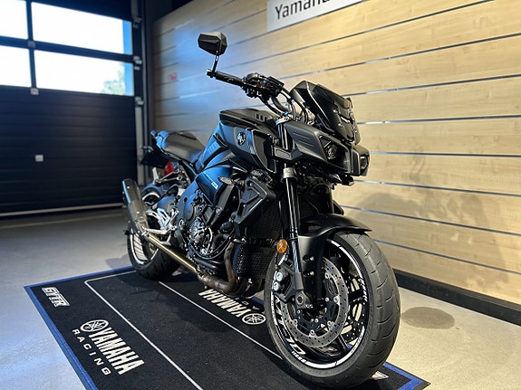 Yamaha MT-10 / Akrapovic helsystem / Bar-end Speglar / Tail-tidy 3 of 16