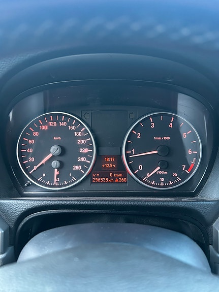BMW 320i 2 of 11
