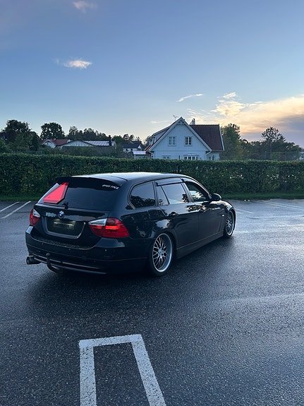 BMW 320i 4 of 11