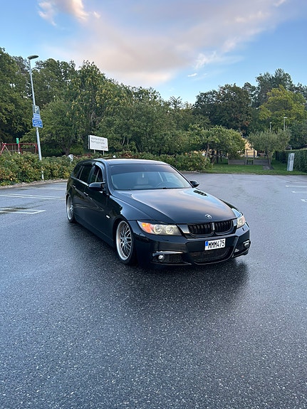 BMW 320i 3 of 11
