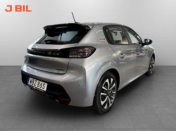 Peugeot 208 3 of 15