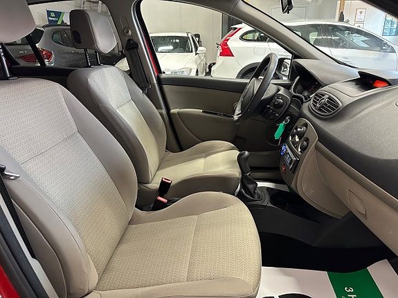 Renault Clio 18 of 20