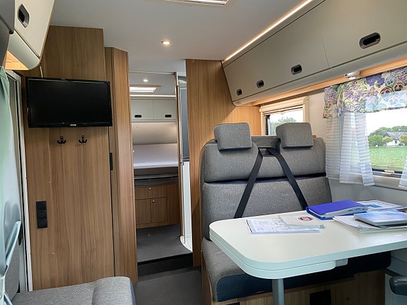 Sun Living S-Series S 75 SC HÖSTKLIPP! Queensbed/ 5 bälten/ Ugn/ Garage 3 of 28
