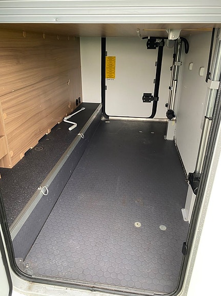Sun Living S-Series S 75 SC HÖSTKLIPP! Queensbed/ 5 bälten/ Ugn/ Garage 25 of 28