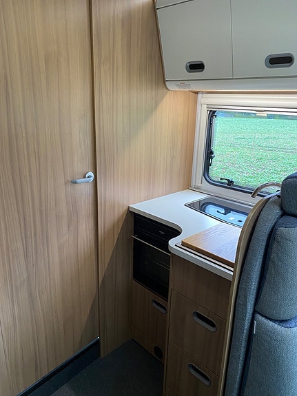 Sun Living S-Series S 75 SC HÖSTKLIPP! Queensbed/ 5 bälten/ Ugn/ Garage 10 of 28