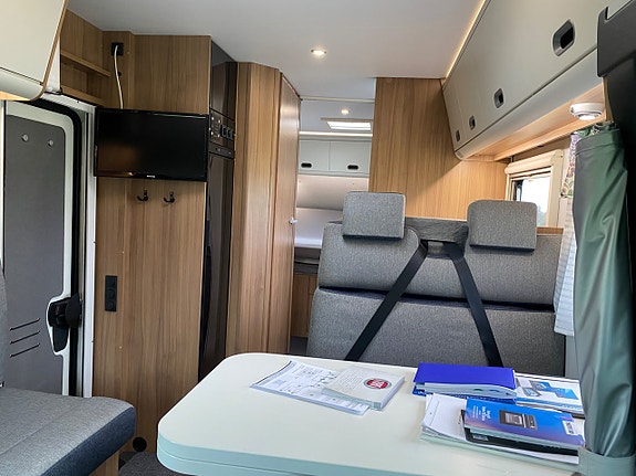 Sun Living S-Series S 75 SC HÖSTKLIPP! Queensbed/ 5 bälten/ Ugn/ Garage 5 of 28