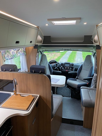 Sun Living S-Series S 75 SC HÖSTKLIPP! Queensbed/ 5 bälten/ Ugn/ Garage 7 of 28